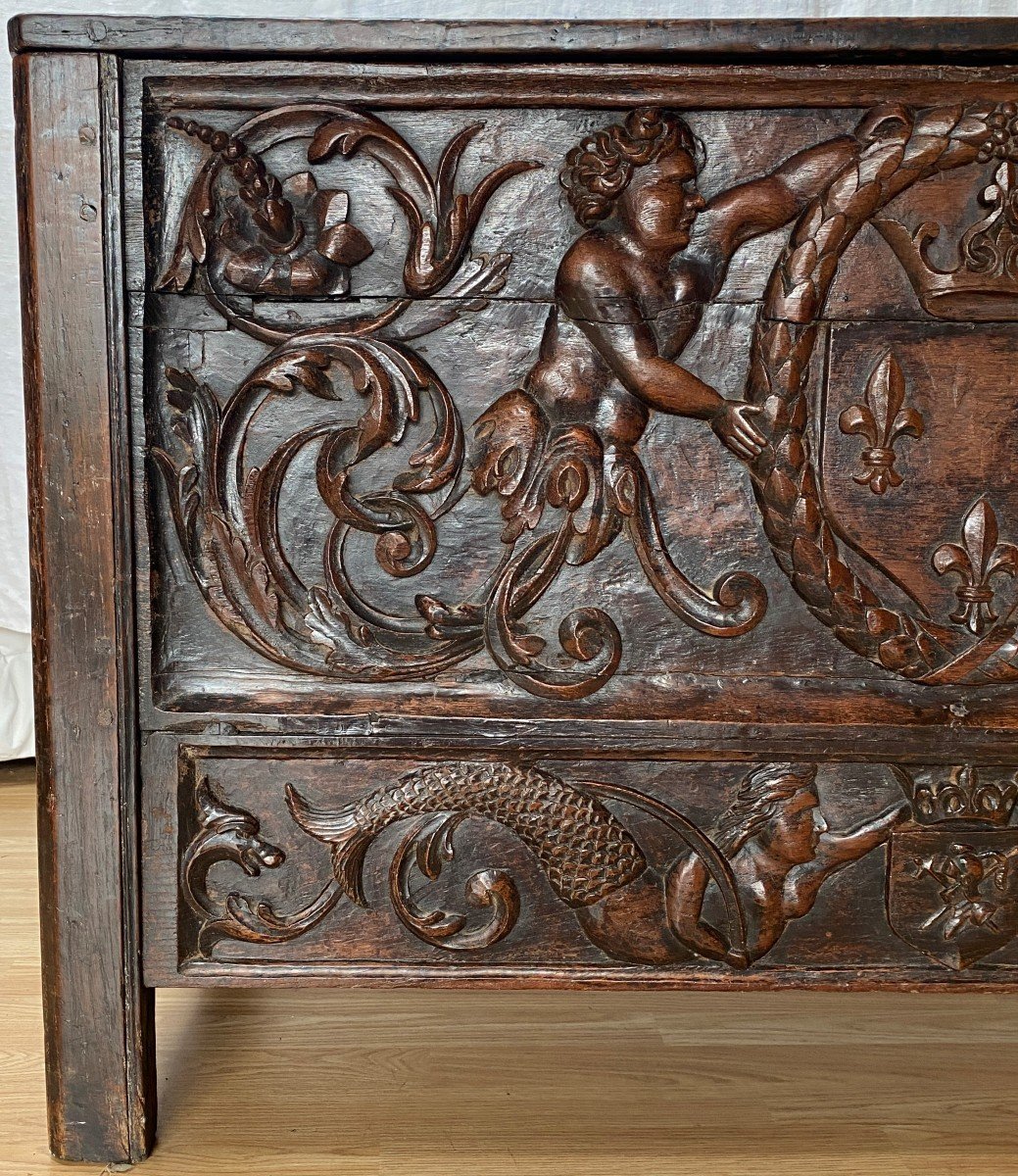 Large Chest With The Coat Of Arms Of Royalty With Flowers Of Lys XVI-photo-2