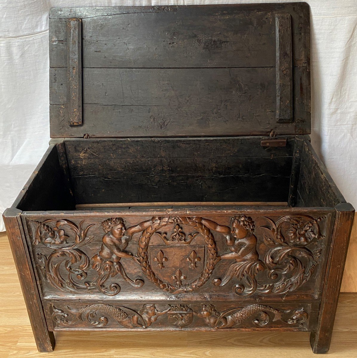 Large Chest With The Coat Of Arms Of Royalty With Flowers Of Lys XVI-photo-1