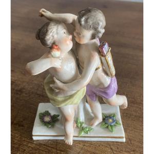 Polychrome Saxon Porcelain Figurines "the Kiss" 19th Century