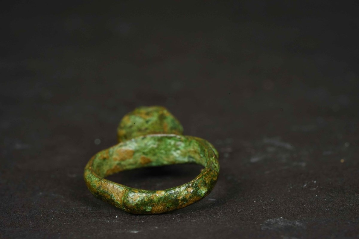 Bague Médiévale En Bronze Sertie D’une Pâte De Verre Rouge Sur Chaton Allongé -photo-3