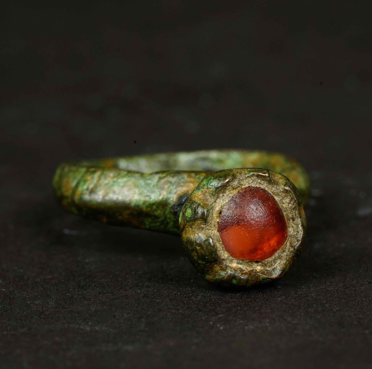 Bague Médiévale En Bronze Sertie D’une Pâte De Verre Rouge Sur Chaton Allongé 