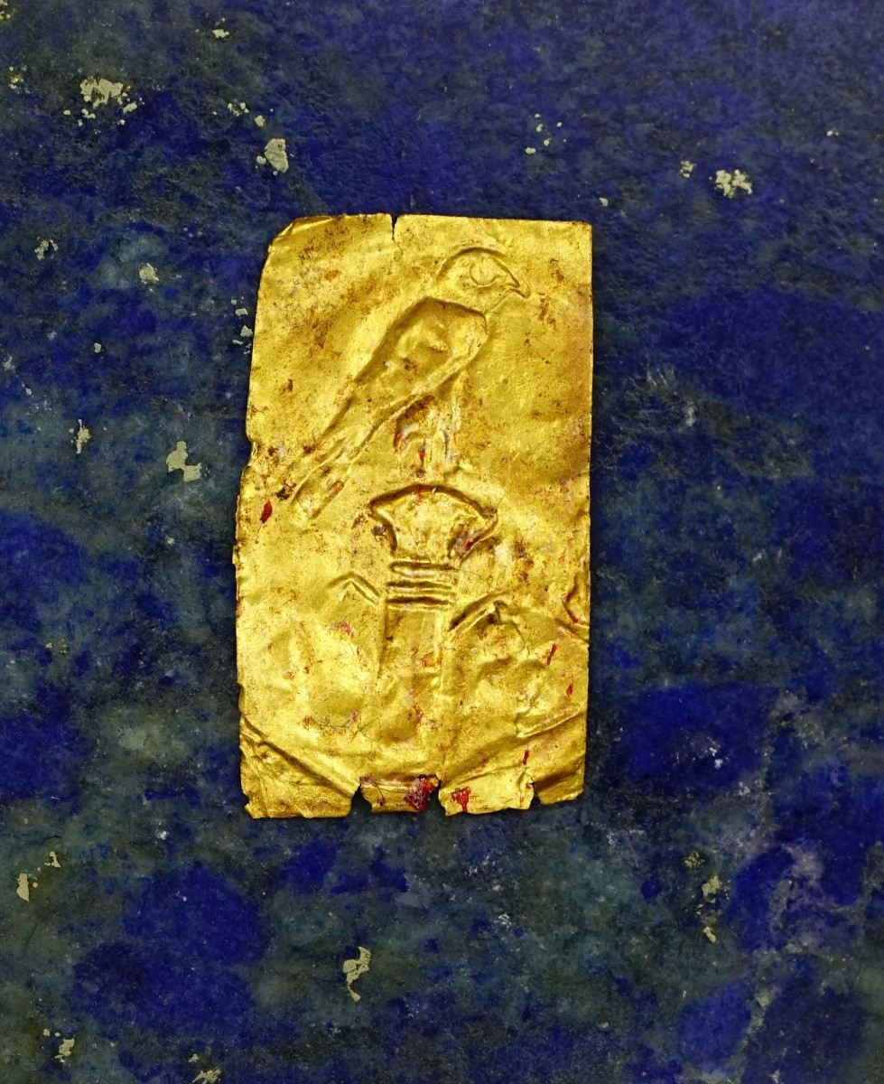 Plaquette D’or : Horus Sur Une Colonne.   Egypte Antique