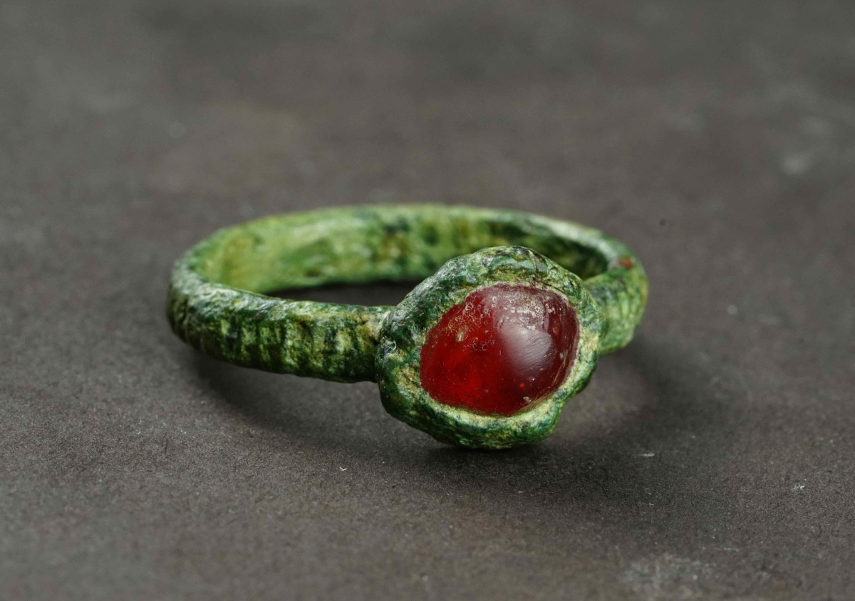 Bague Magique Médiévale En Bronze Avec Un « œil »  En Verre. Moyen-âge-photo-2