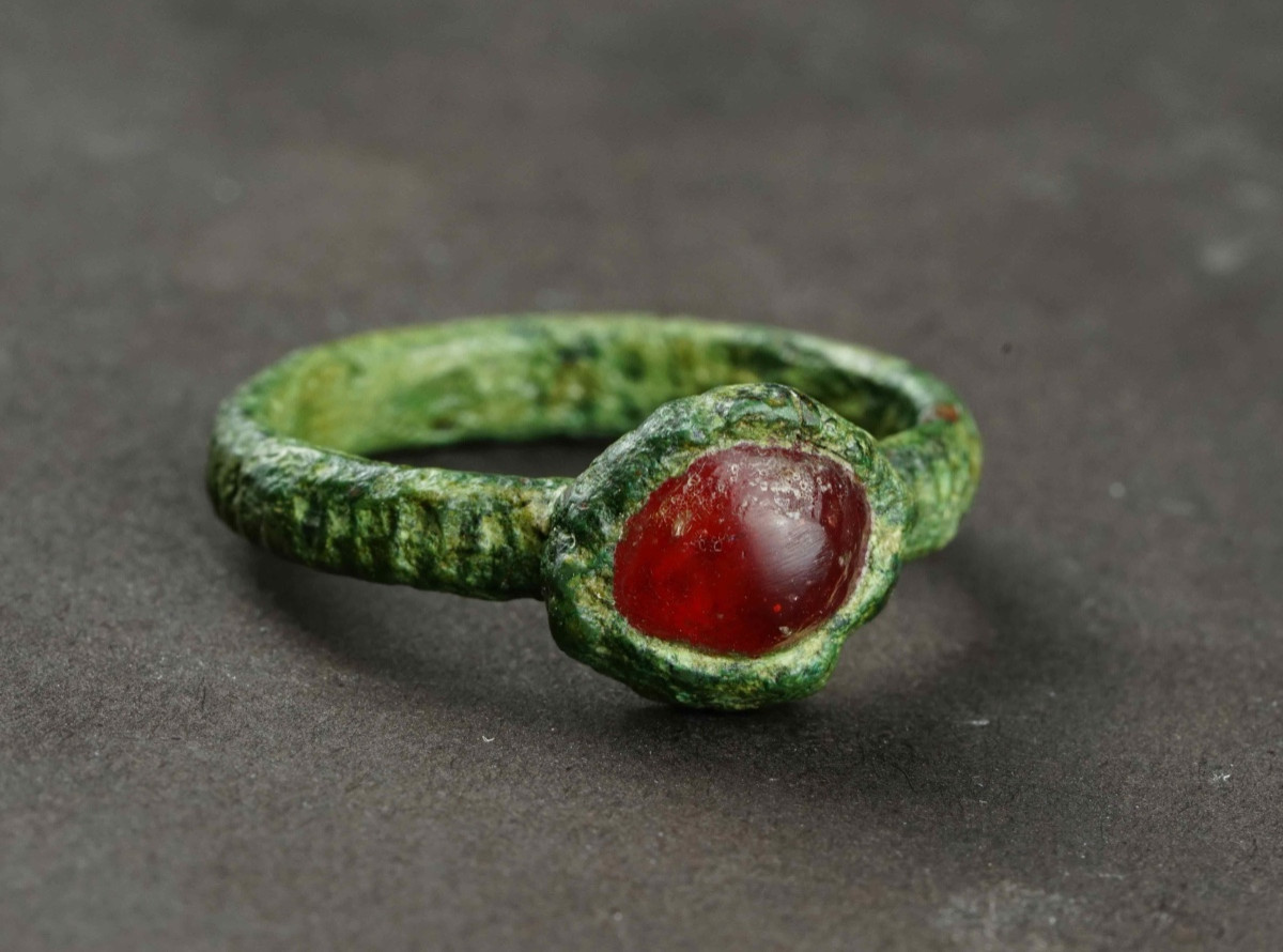 Bague Magique Médiévale En Bronze Avec Un « œil »  En Verre. Moyen-âge