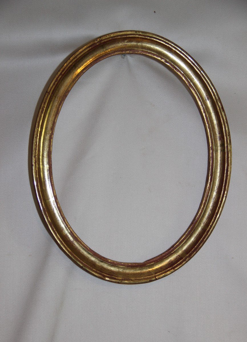 Small Oval Frame With Gold Leaf