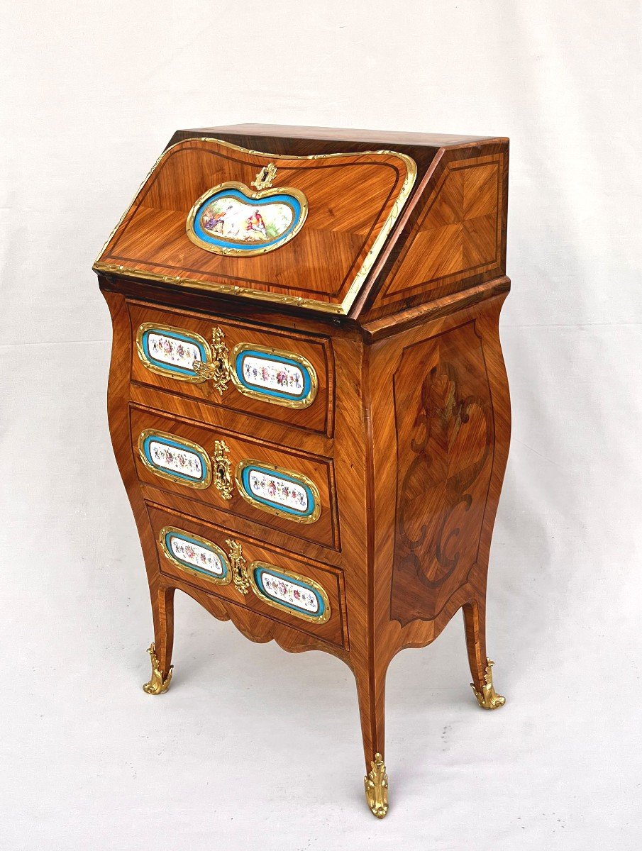 Pr&eacute;cieuse Petite Commode Scriban Louis XV En Marqueterie Et Plaques De Porcelaine-photo-3