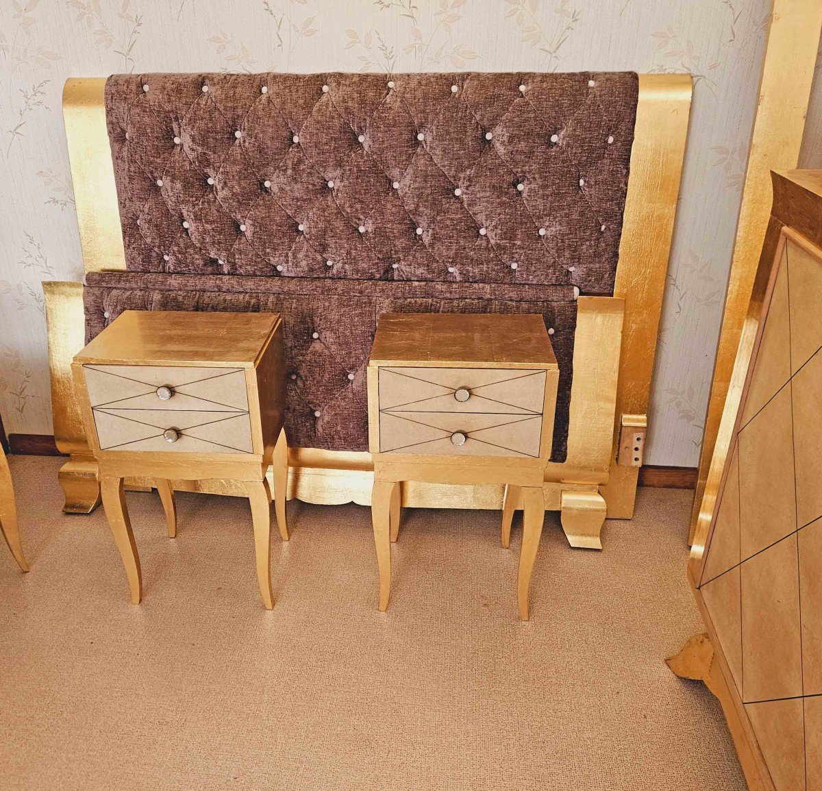 1940s Bedroom In Parchment And Gold Leaf-photo-2