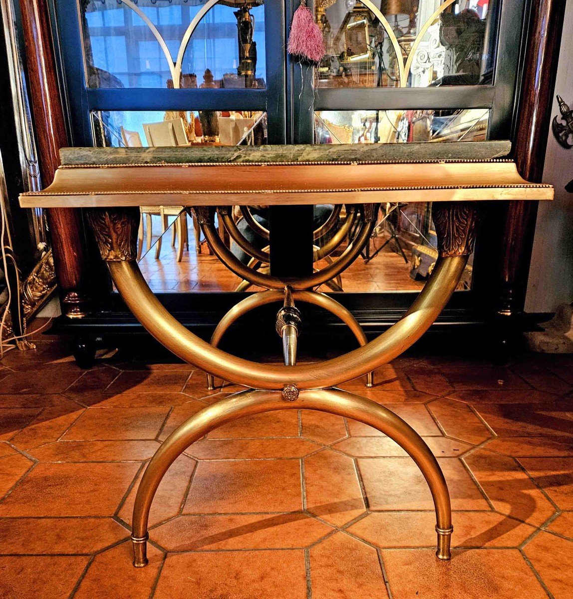 Neoclassical Coffee Table With Curule Base-photo-3