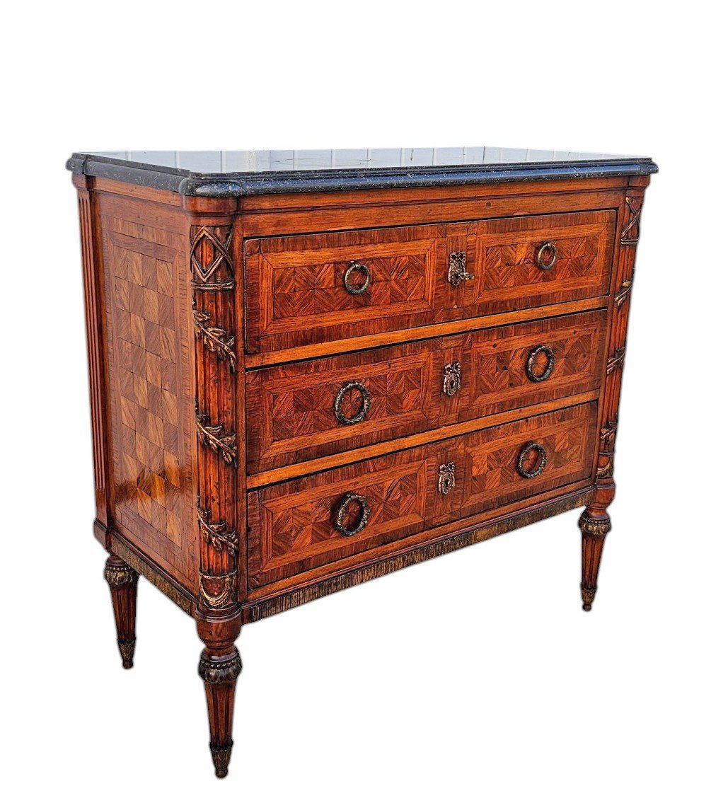 Petite Commode St Louis XVI Marquet&eacute;e Et Sculpt&eacute;e