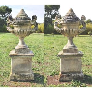Paire de grands vases couverts en pierre d’époque Louis XIV
