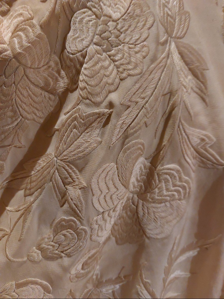 So-called Manila Shawl In Embroidered Silk Late 19th Century