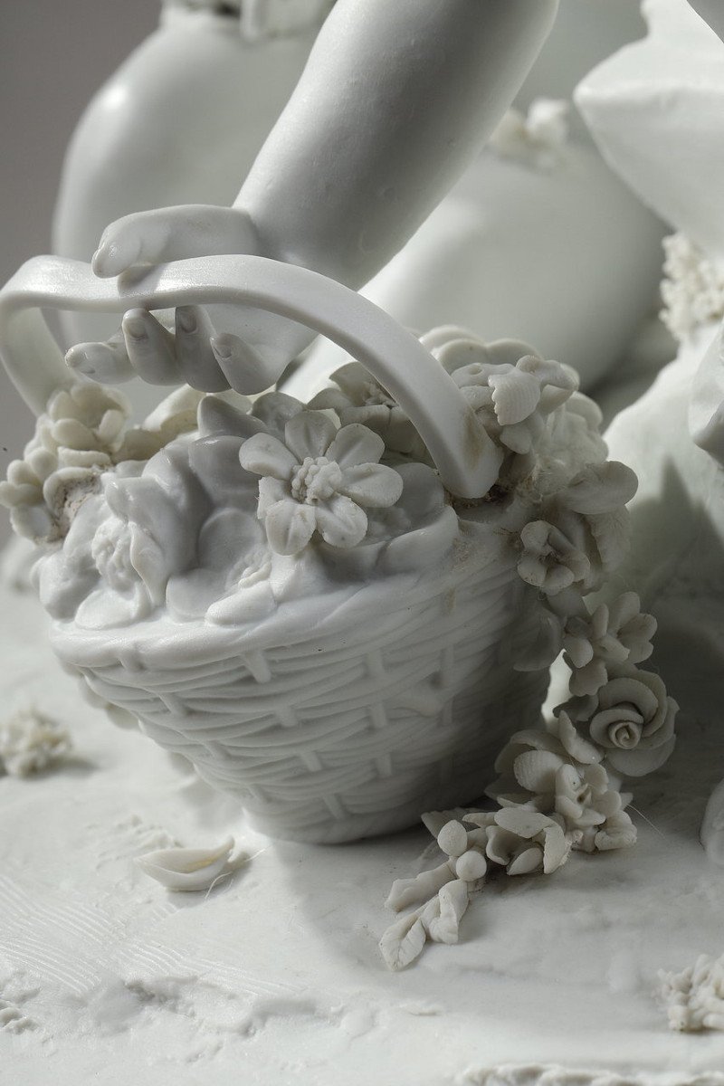 Porcelain Biscuit Group "putti With Garlands And Basket Of Flowers"-photo-6