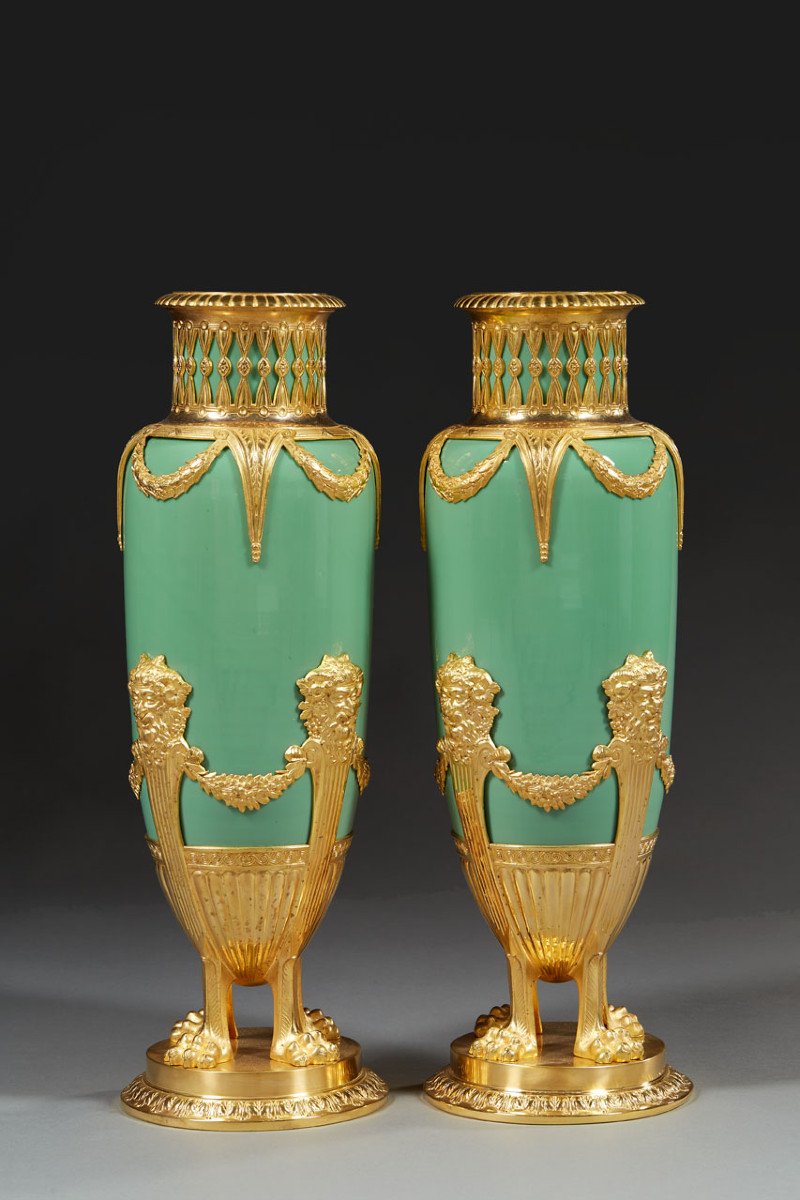 Paire De Vases En Opaline Vert Jade Et Laiton Doré De La Fin Du XIXème Siècle -photo-1