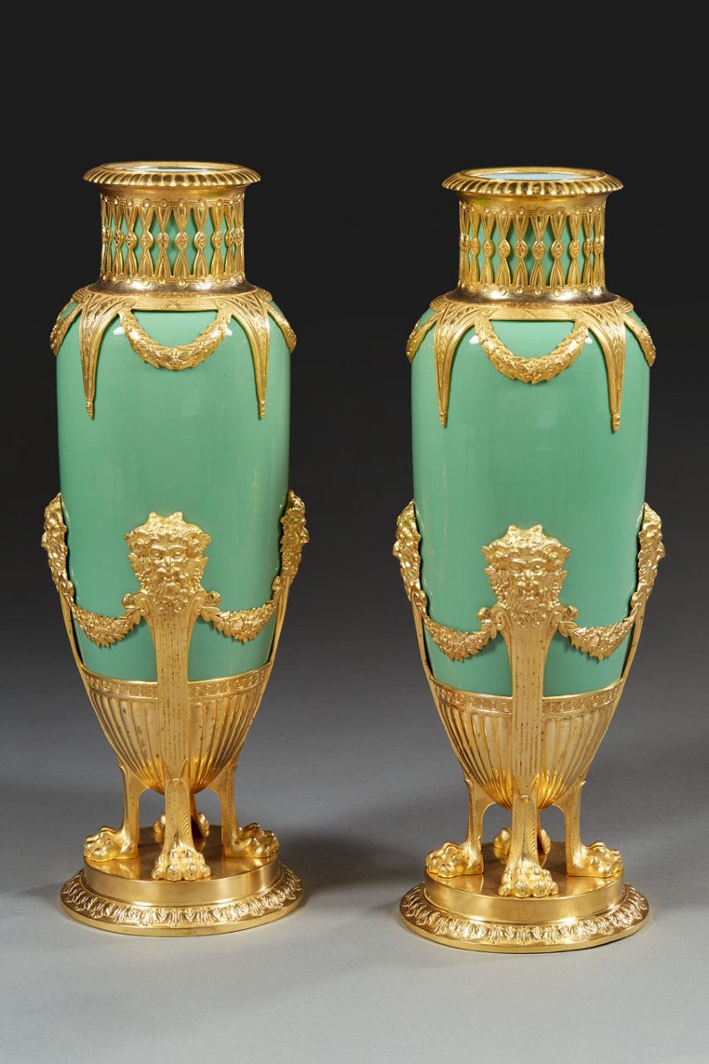 Paire De Vases En Opaline Vert Jade Et Laiton Doré De La Fin Du XIXème Siècle 