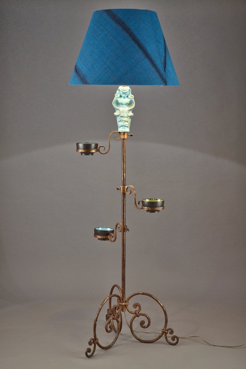 Lampadaire Tripode Avec Figure En Céramique Bleue