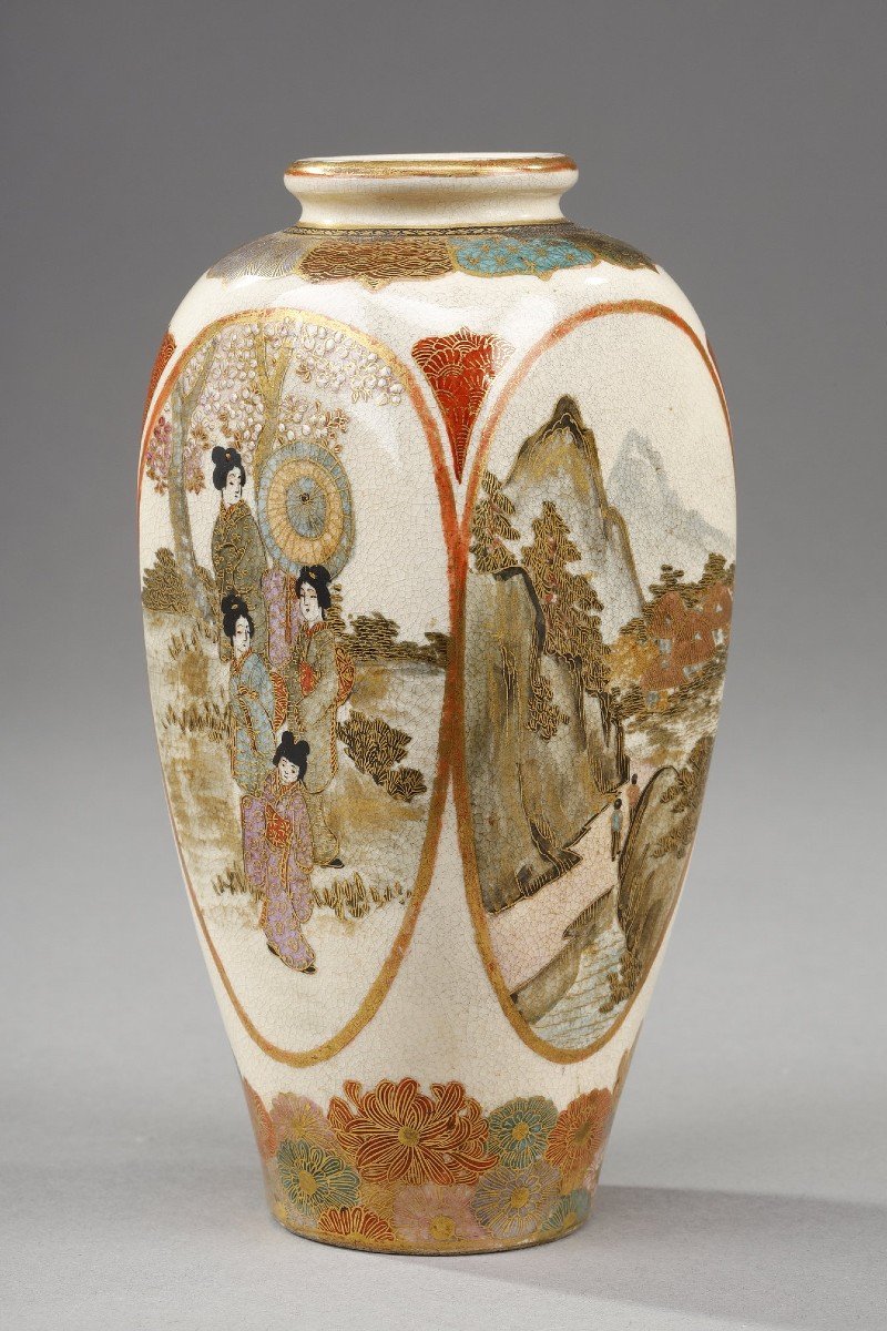 Petit Vase En Porcelaine De Satsuma Du Japon, époque Meiji (1868-1912).
