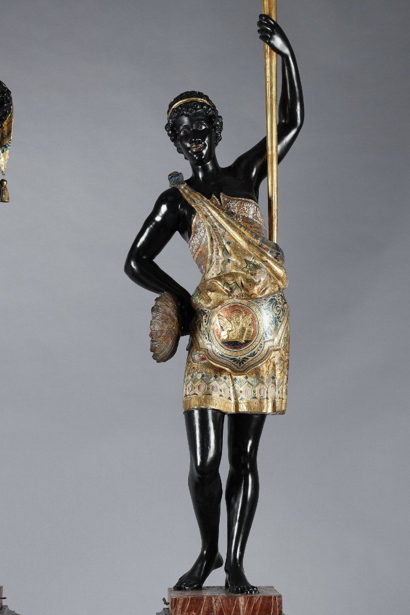 Paire De Porte Torchères Représentant Des Nubiens En Bois Laqué Noir Et Polychrome-photo-4