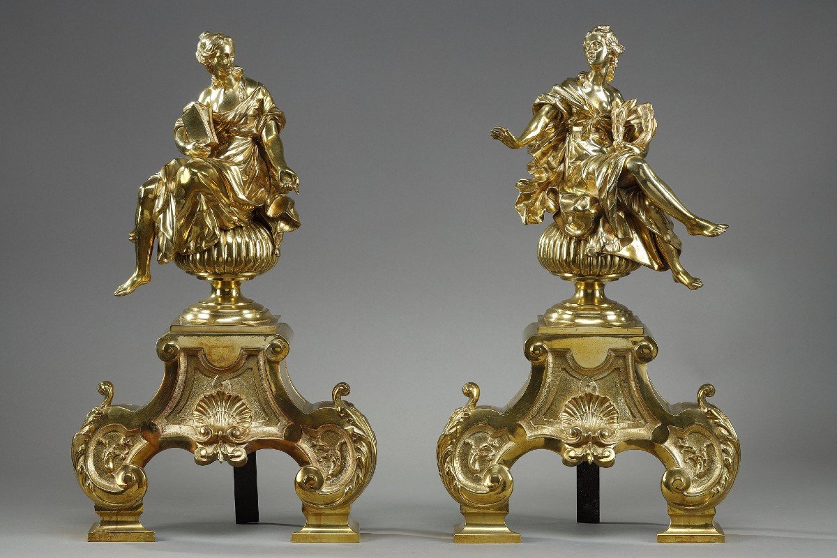 Paire De Chenets En Bronze Doré Et Ciselé à Décor De Muses Assises