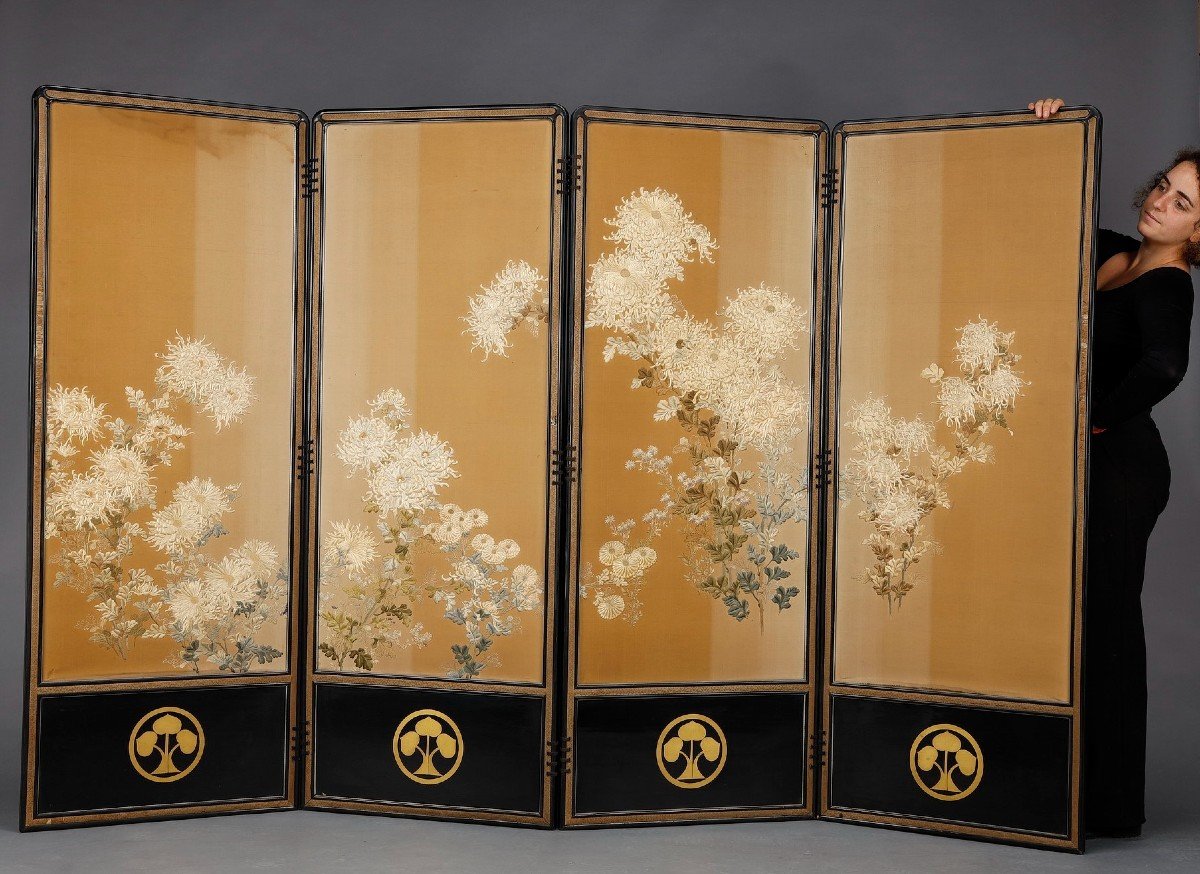 Very Beautiful Chrysanthemum Screen With Honda Clan Coat Of Arms. Meiji Japan-photo-2