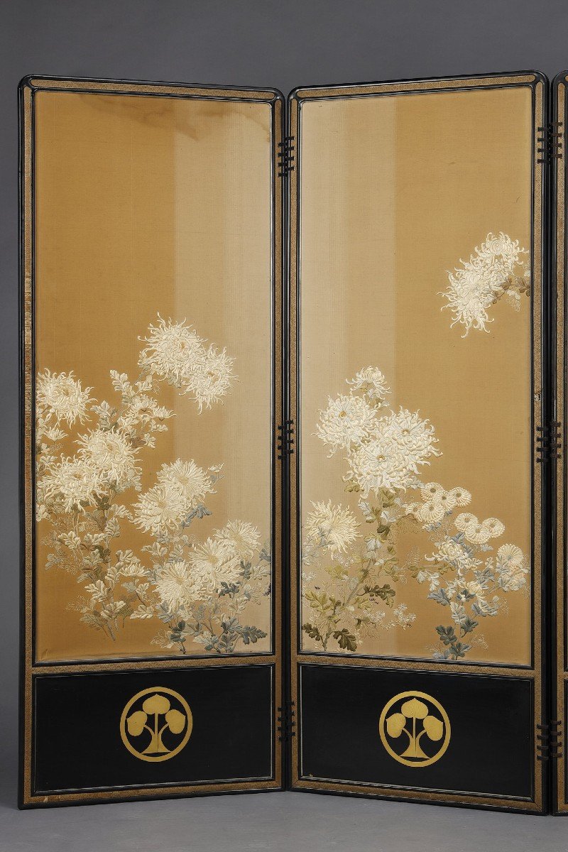 Very Beautiful Chrysanthemum Screen With Honda Clan Coat Of Arms. Meiji Japan-photo-3