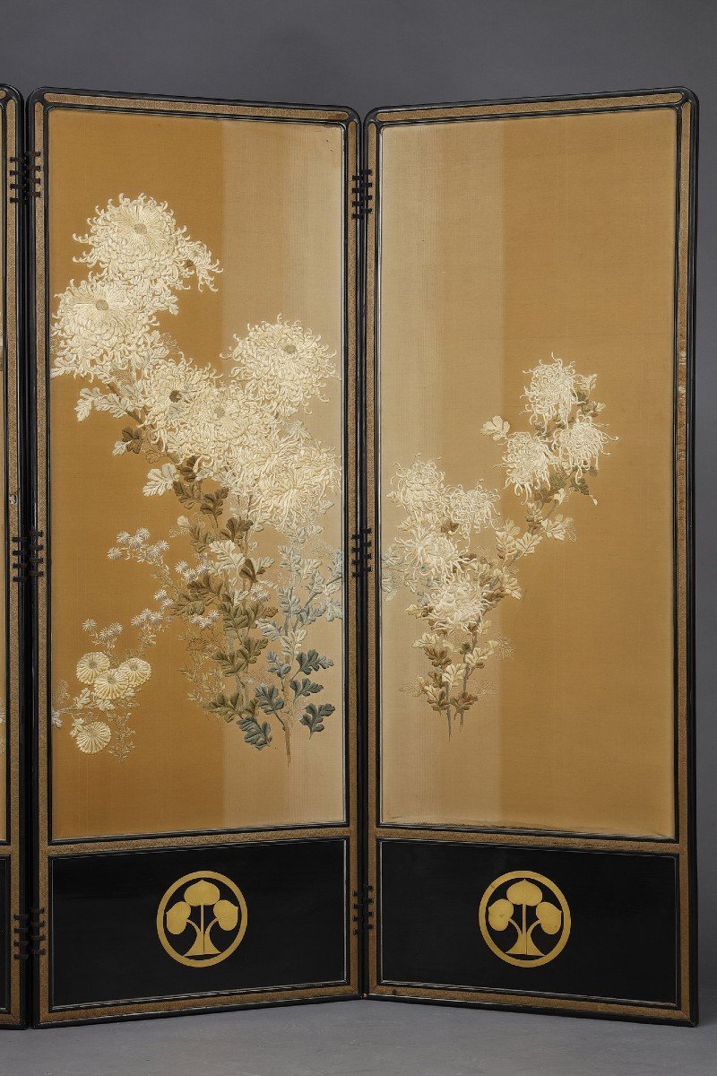 Very Beautiful Chrysanthemum Screen With Honda Clan Coat Of Arms. Meiji Japan-photo-4