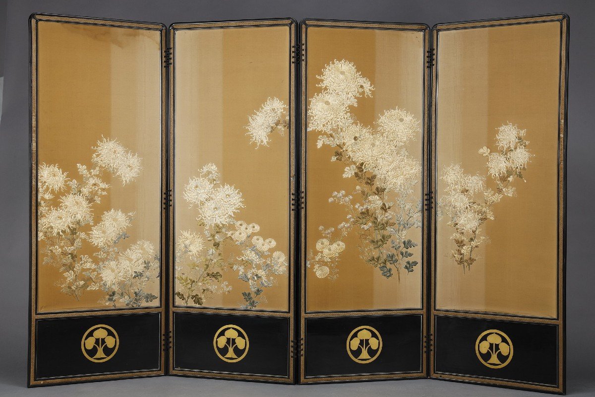 Very Beautiful Chrysanthemum Screen With Honda Clan Coat Of Arms. Meiji Japan