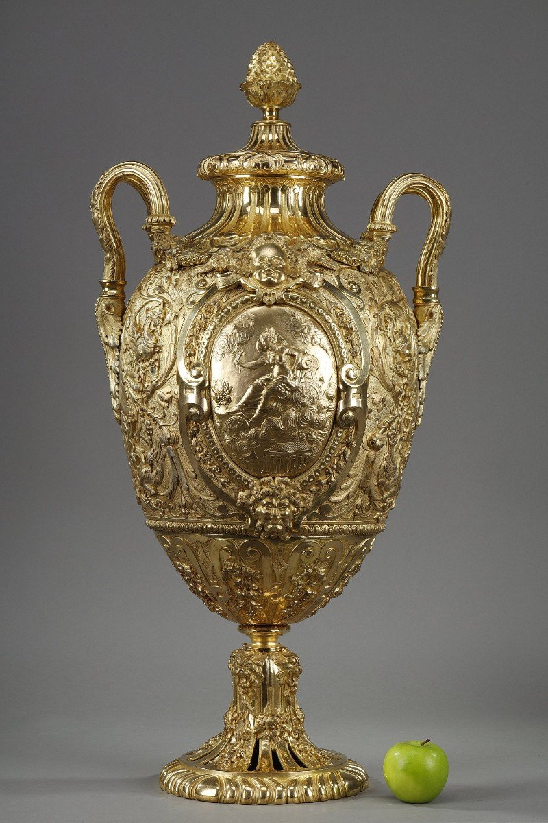 Exceptional Ovoid Shaped Covered Vase In Gilt Bronze -photo-2