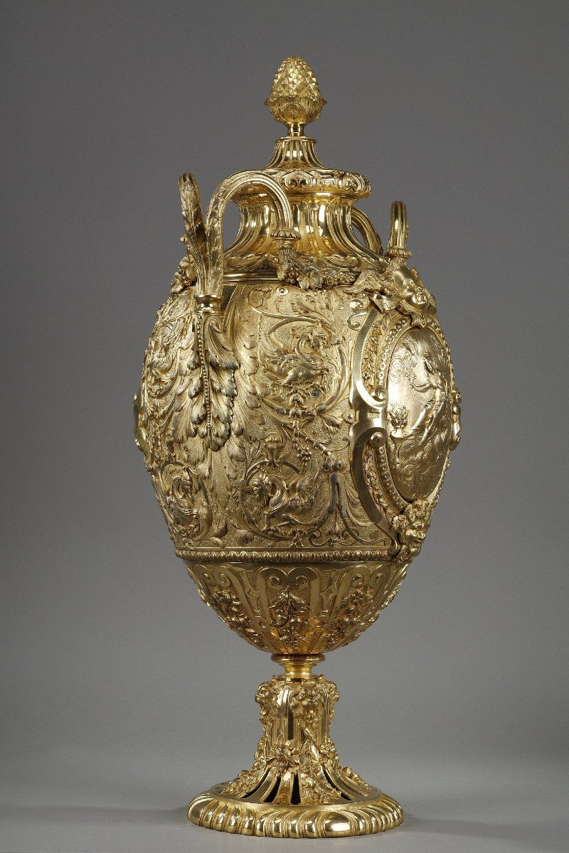 Exceptional Ovoid Shaped Covered Vase In Gilt Bronze -photo-3