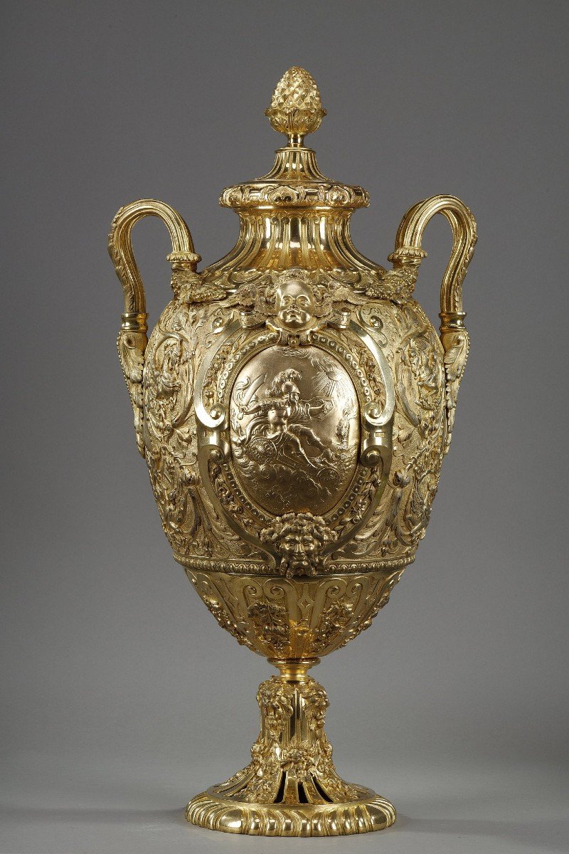 Exceptional Ovoid Shaped Covered Vase In Gilt Bronze -photo-1