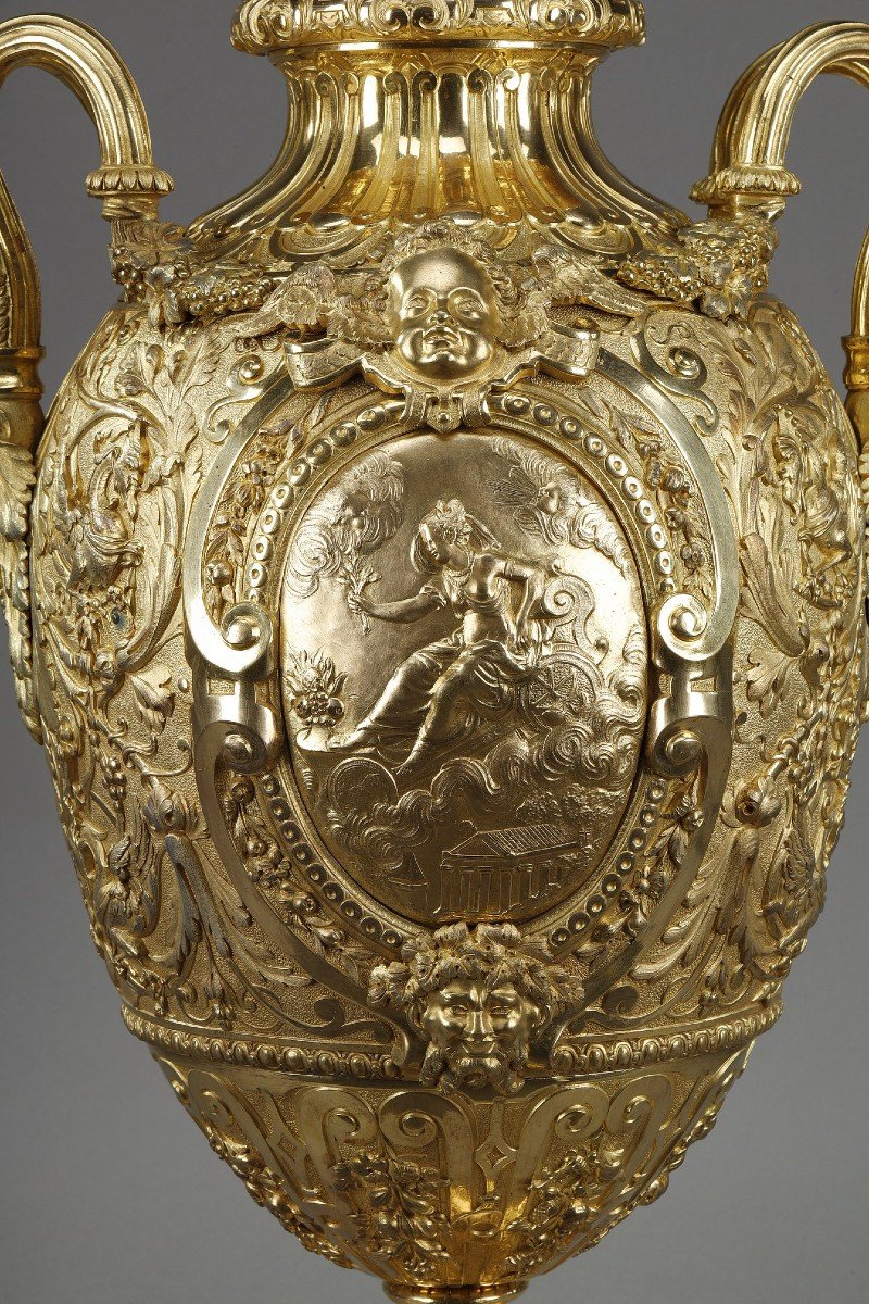 Exceptional Ovoid Shaped Covered Vase In Gilt Bronze -photo-3