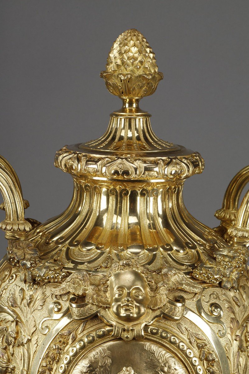 Exceptional Ovoid Shaped Covered Vase In Gilt Bronze -photo-4