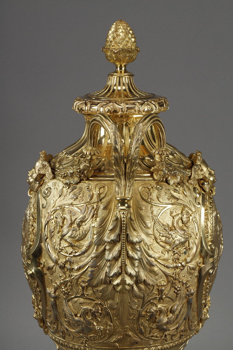 Exceptional Ovoid Shaped Covered Vase In Gilt Bronze -photo-5