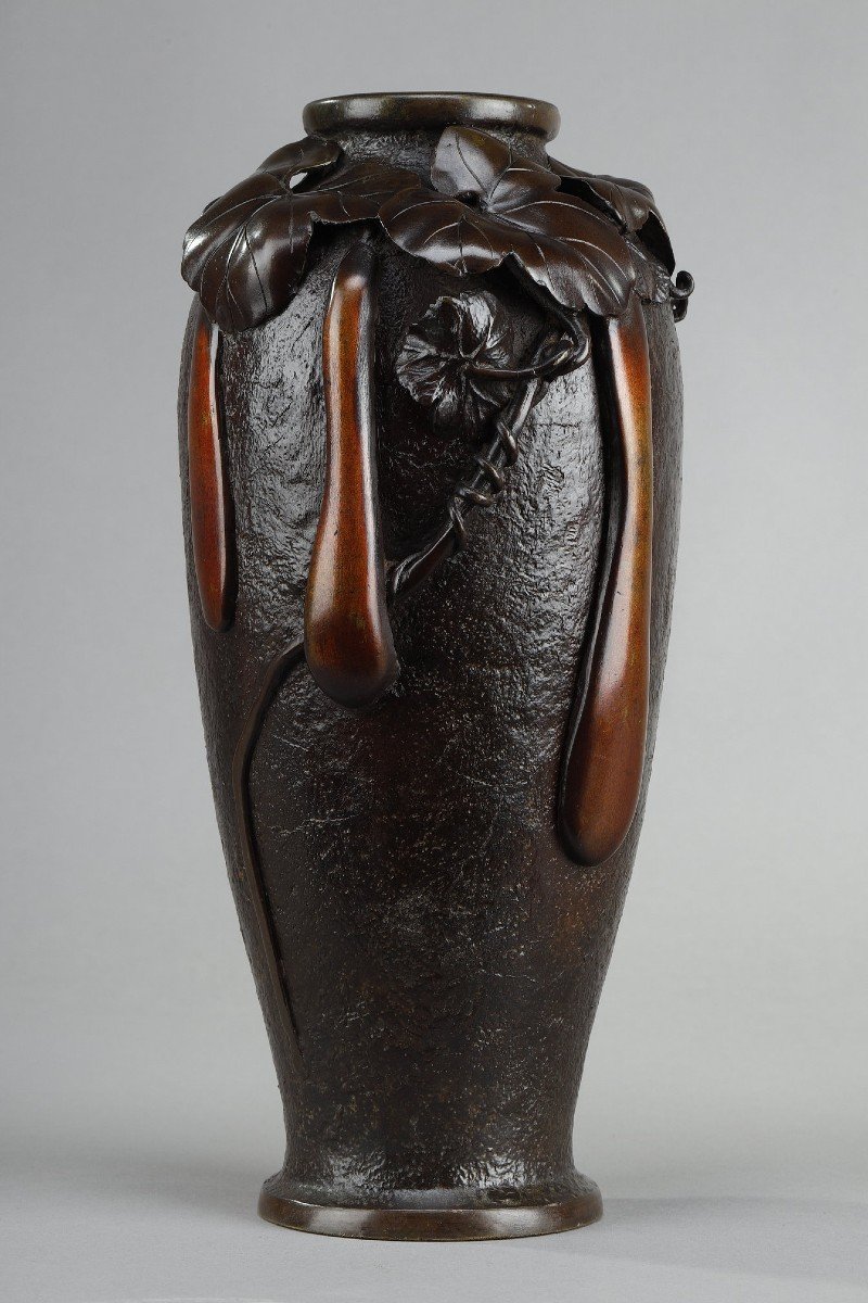 Japon, Période Meiji (1868-1912) : Vase En Bronze De Patine Brune Nuancée