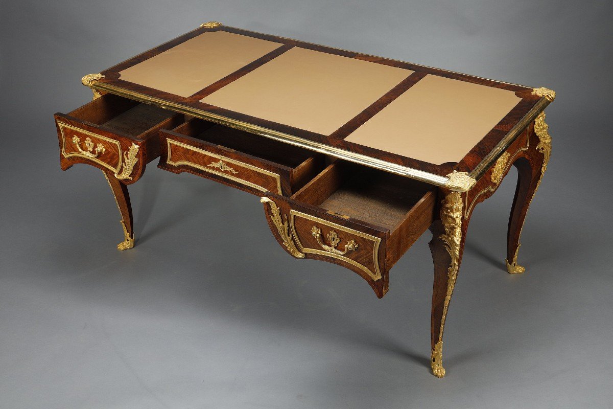 Bureau Plat De Style Louis XV En Marqueterie Et Riche Monture En Bronze Doré-photo-3