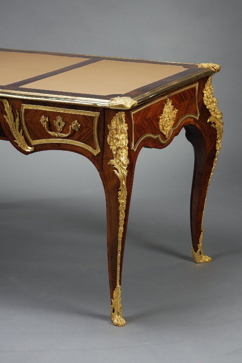 Bureau Plat De Style Louis XV En Marqueterie Et Riche Monture En Bronze Doré-photo-4