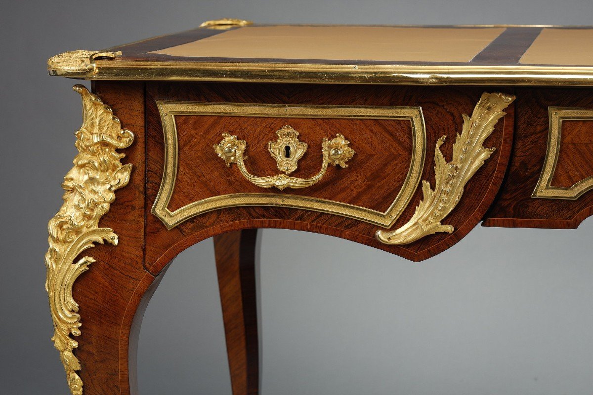 Bureau Plat De Style Louis XV En Marqueterie Et Riche Monture En Bronze Doré-photo-3