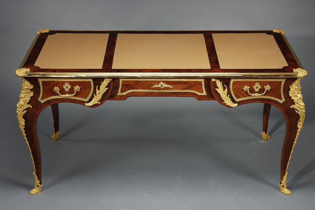 Bureau Plat De Style Louis XV En Marqueterie Et Riche Monture En Bronze Doré