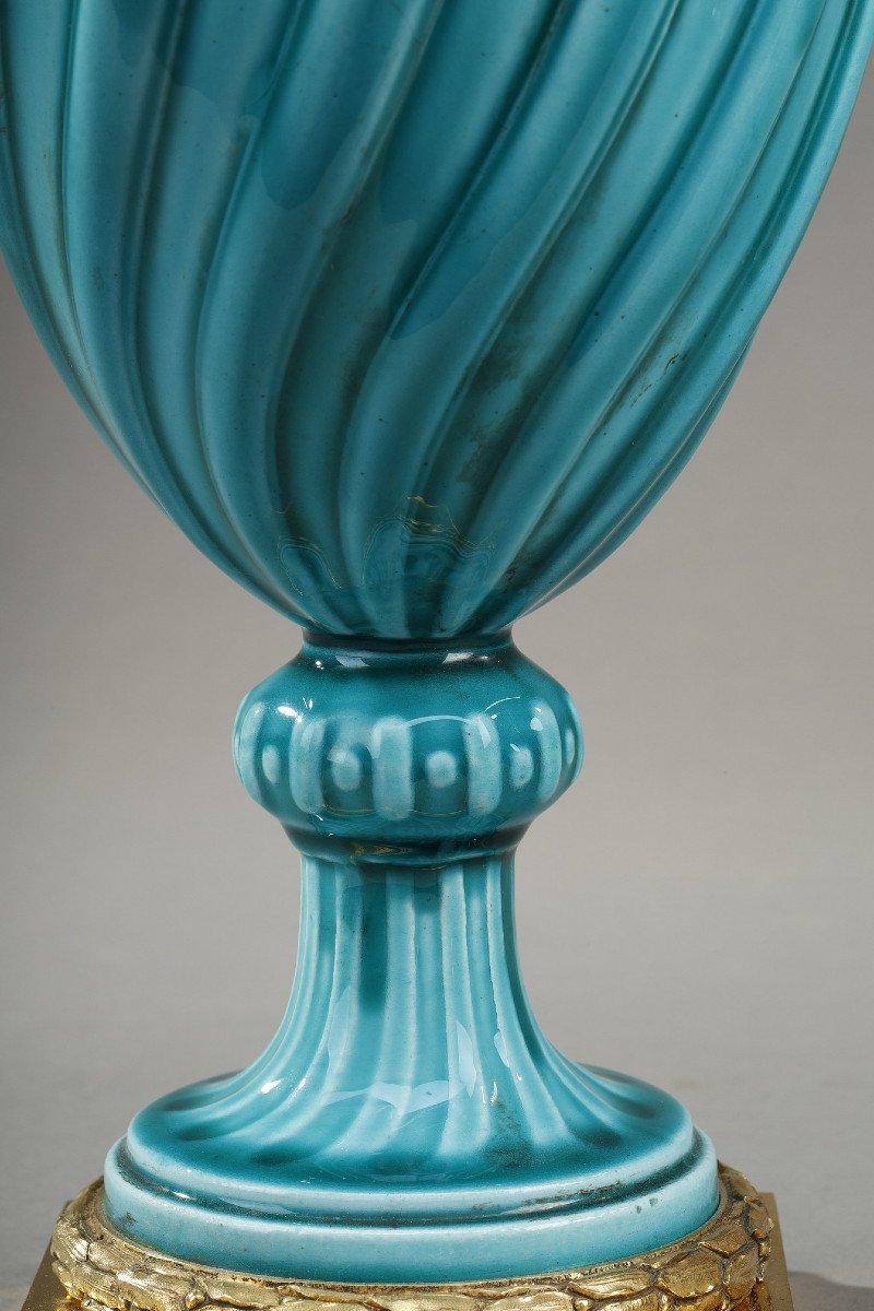 Paire De Vases Couverts De Style Louis XVI En Céramique  -photo-3