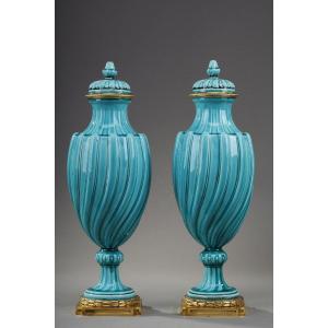 Paire De Vases Couverts De Style Louis XVI En Céramique  