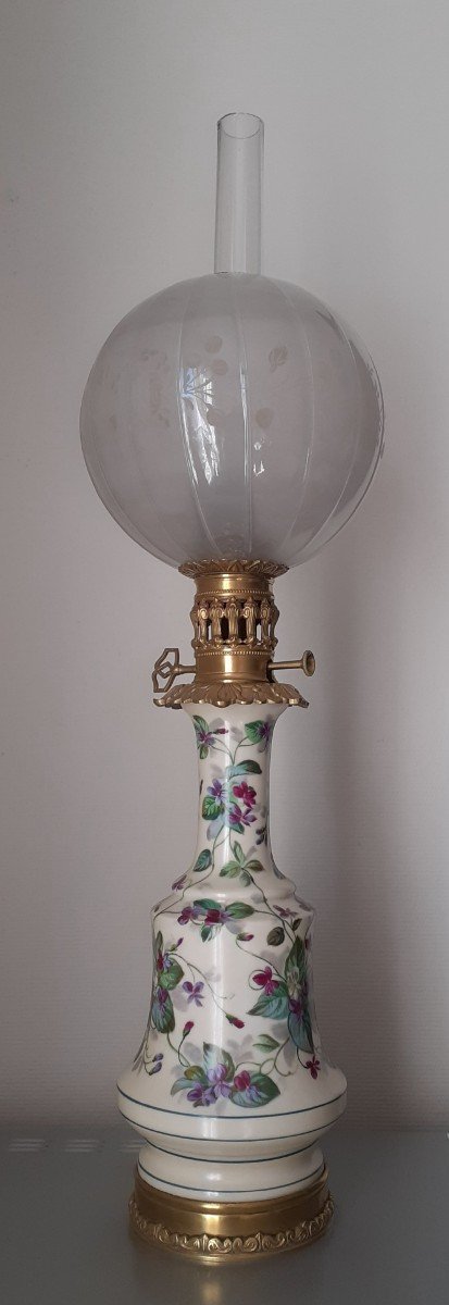 Lampe à Huile En Porcelaine Et Monture En Bronze 