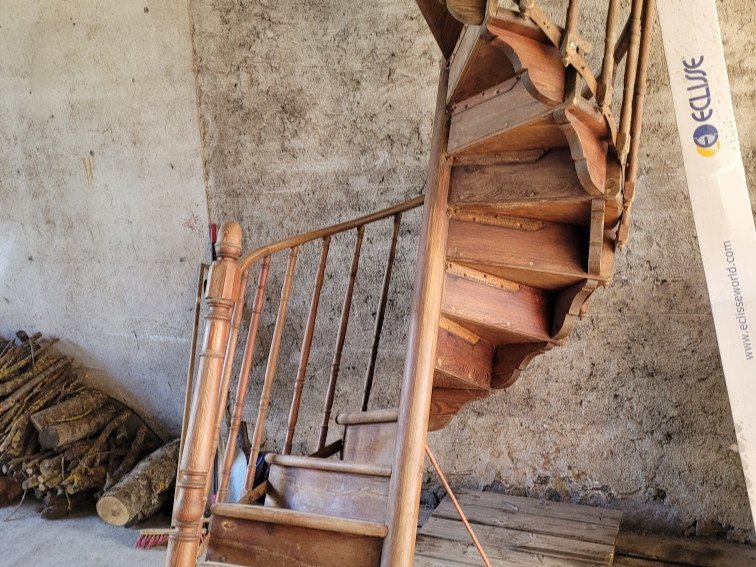 Escalier En Colimaçon En Resineux , Hauteur 3,06 Metres, tres confortable