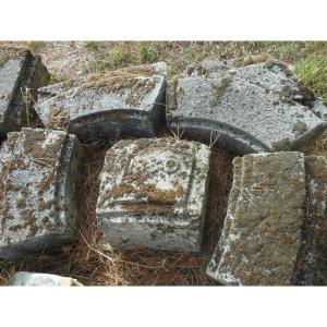 Encadrement De Porte Double En Pierre Granit Daté1830  Avec Cintre Et Chapiteaux