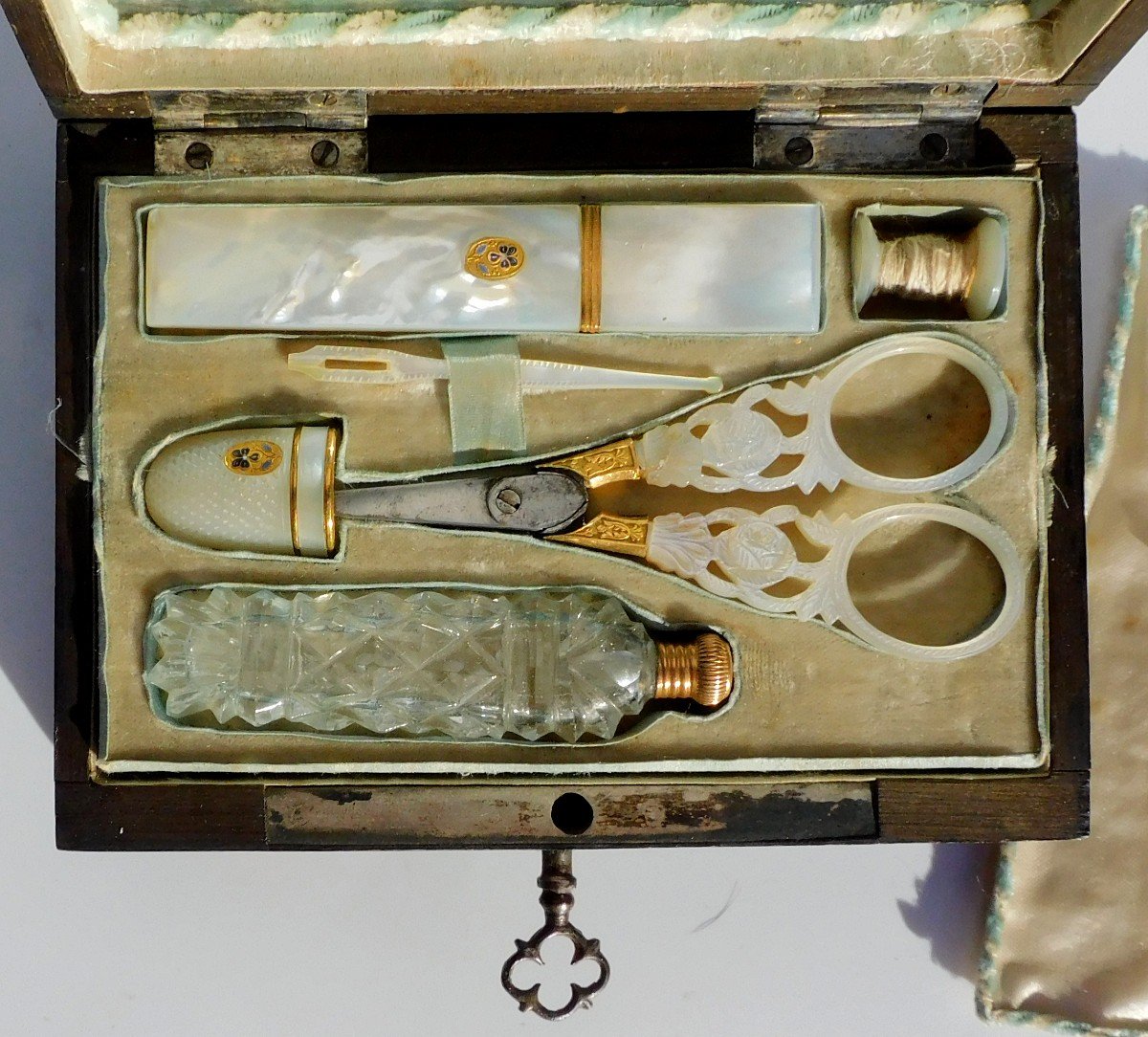 Sewing Kit In Mother-of-pearl Palais Royal Studded Inlaid Box 19th Century Restoration-photo-3