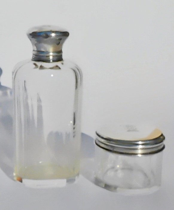 Nécessaire De Toilette Flacon Parfum et un à Poudre en Cristal Et Argent XIXe