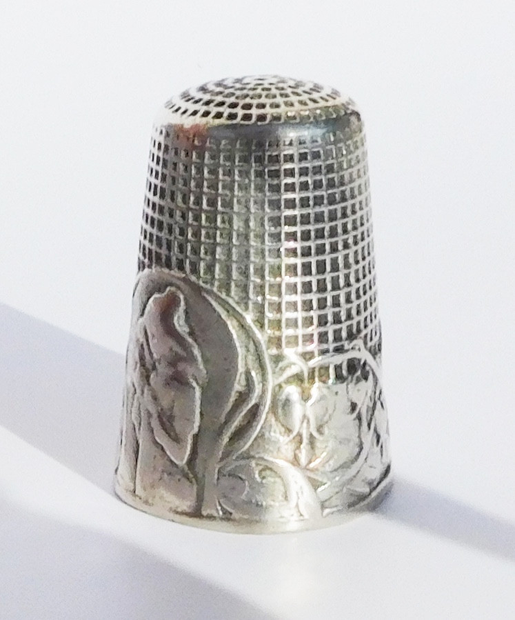 Sterling Silver Thimble Young Girl Knitting Flower Heart Of Mary Art Nouveau Early 20th Century-photo-2