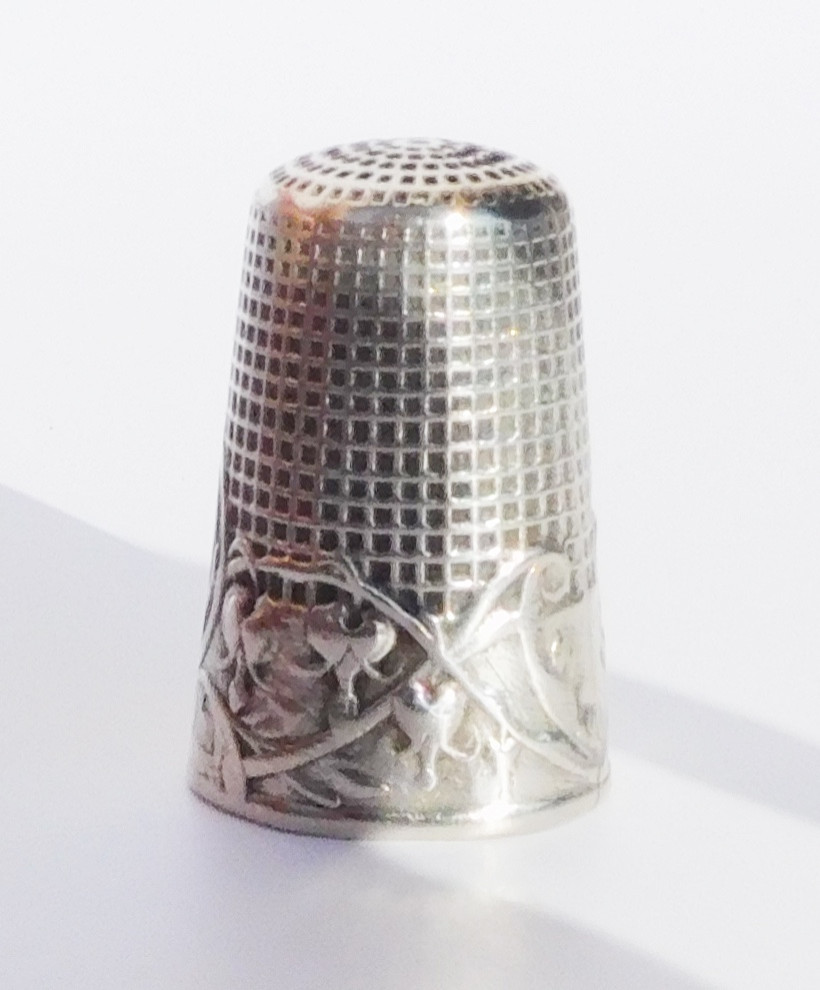 Sterling Silver Thimble Young Girl Knitting Flower Heart Of Mary Art Nouveau Early 20th Century-photo-3