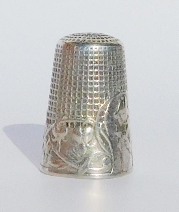 Sterling Silver Thimble Young Girl Knitting Flower Heart Of Mary Art Nouveau Early 20th Century-photo-4