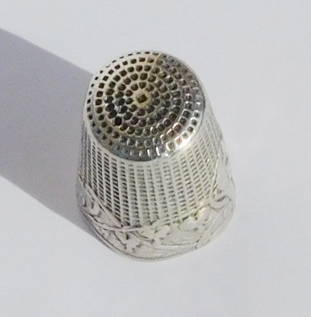 Sterling Silver Thimble Young Girl Knitting Flower Heart Of Mary Art Nouveau Early 20th Century-photo-2