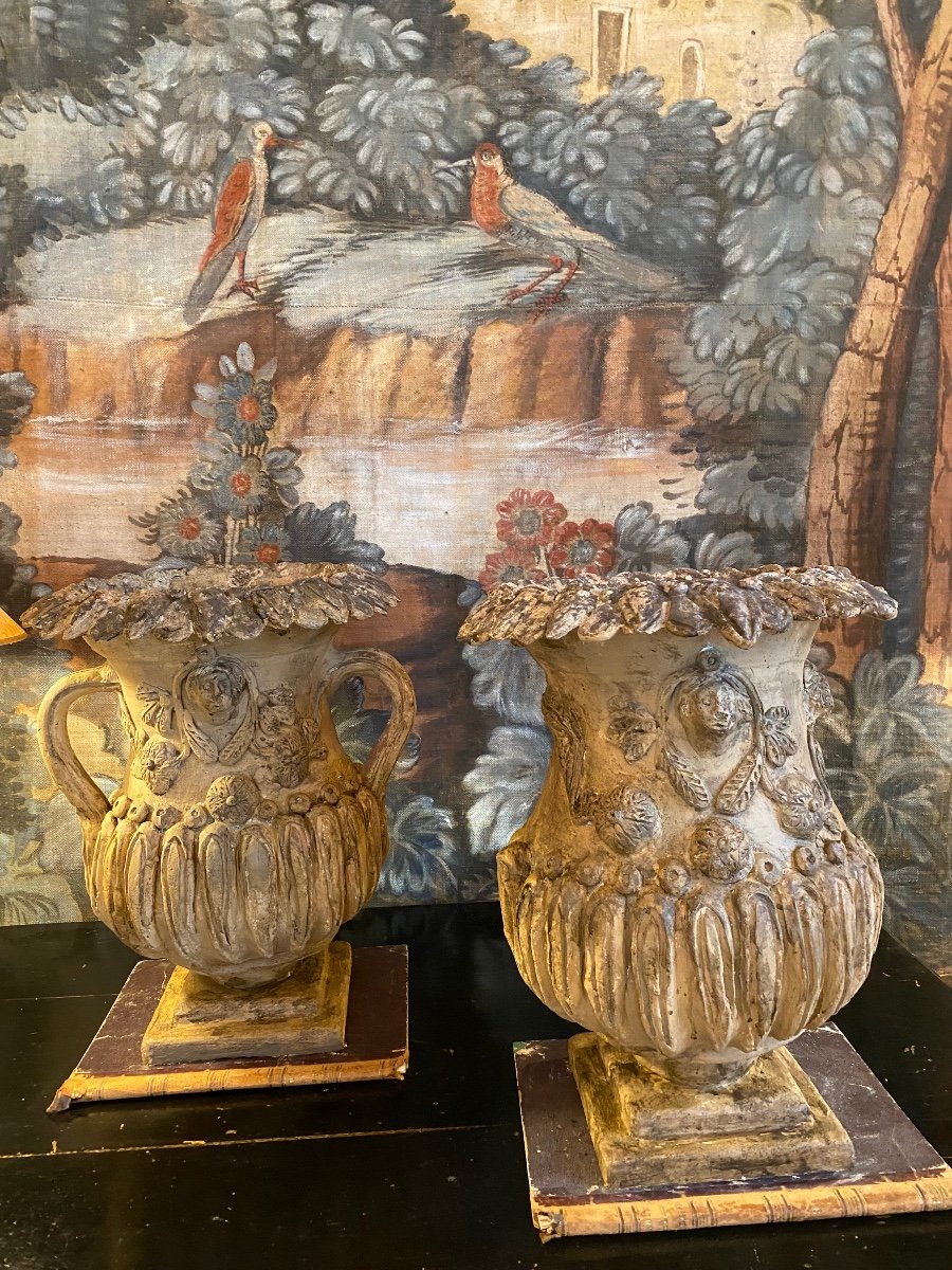 Paire De Vases En Terre Cuite Restaurés ( Italie 18 ème )