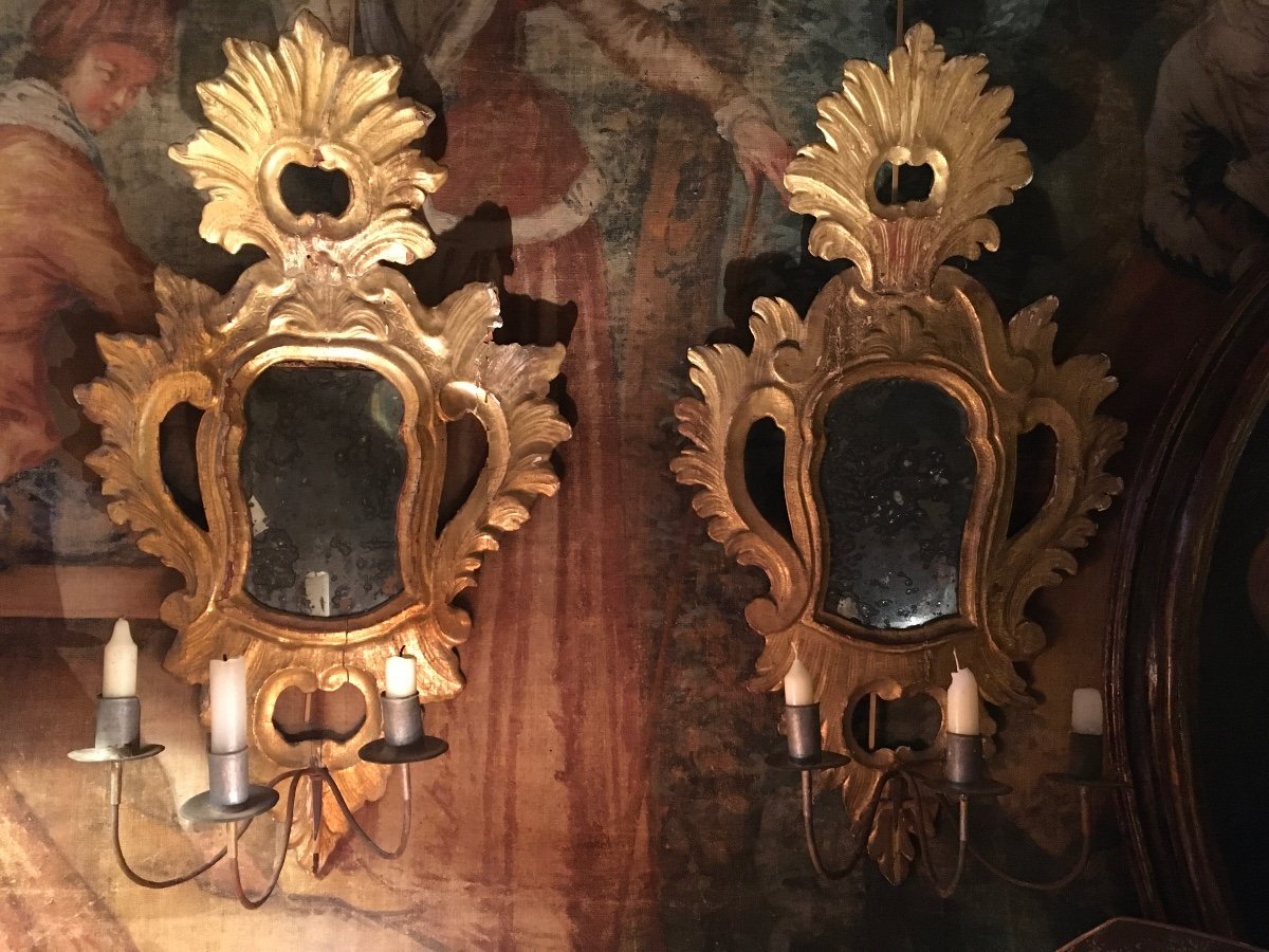 Paire De Miroirs Vénitiens En Bois Doré D’époque 18 ème Avec 3 Bras De Lumière En Métal 